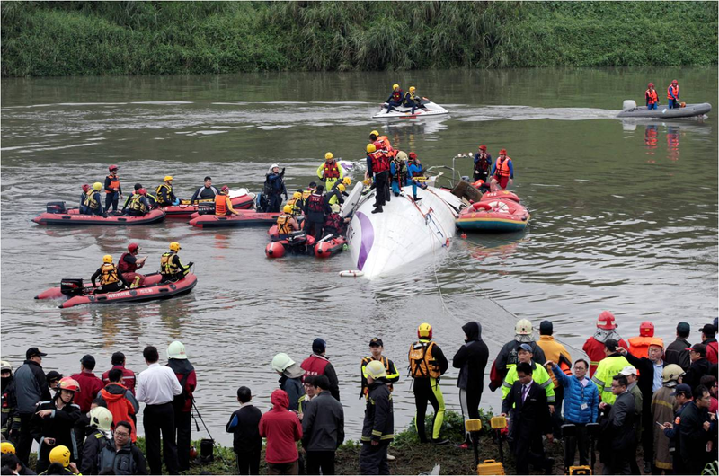 Illustration for article titled Se estrella un avión de TransAsia tras chocar contra un puente elevado